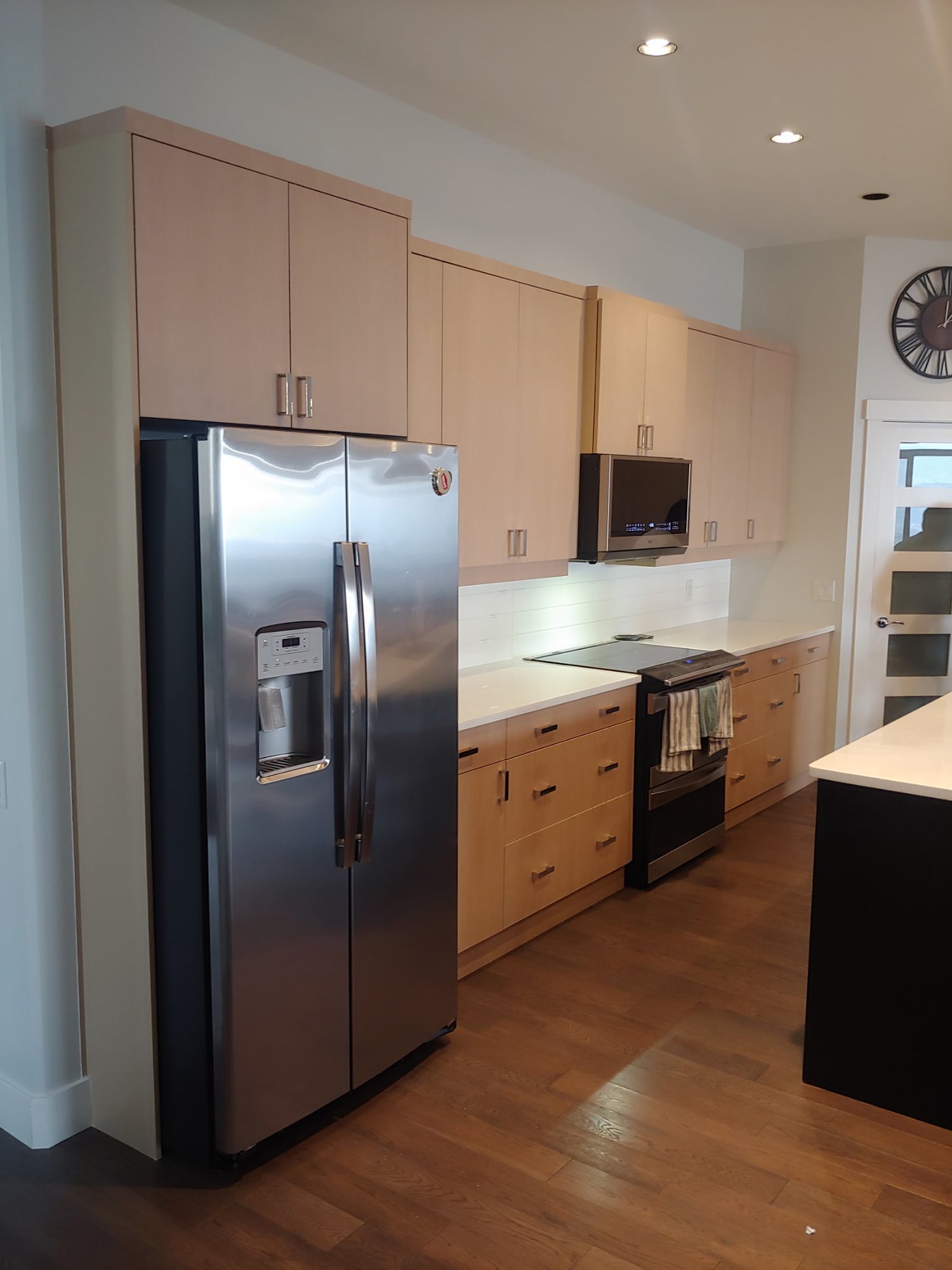 Natural maple flat-panel kitchen in Kelowna