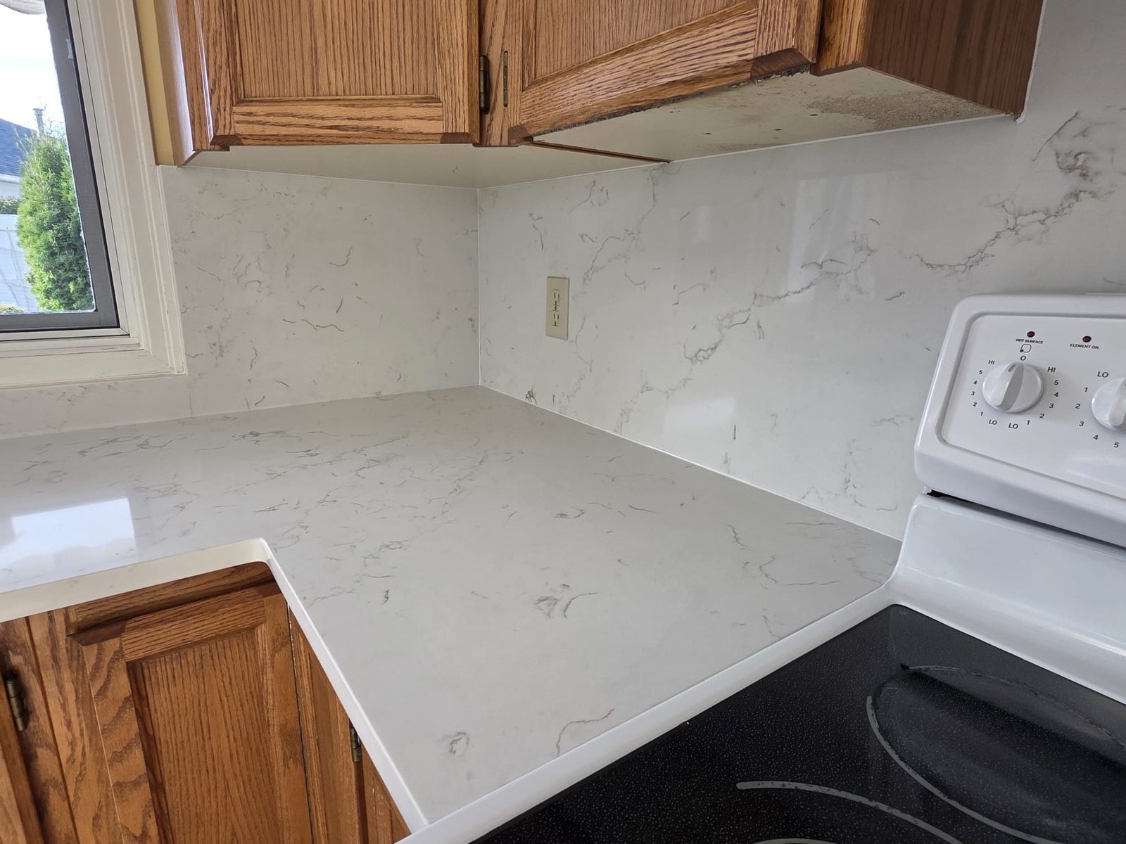 Full-height quartz backsplash beside the range in a Kelowna kitchen